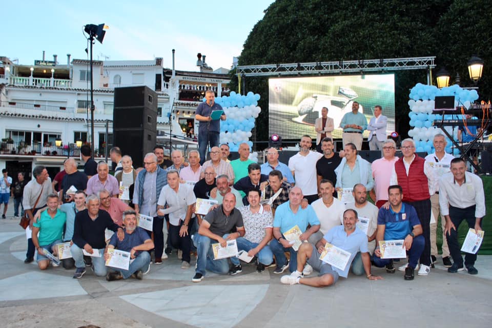 #Deportes | #Mijas
⚽️ El <a href="/cdmijas/">Club Deportivo Mijas</a> cumple 50 años y lo ha celebrado hoy por todo lo alto en la Plaza Virgen de la Peña. Se han entregado diversos reconocimientos y se ha presentado el himno del club, compuesto por el grupo Rompeolas. ¡Felicidades! <a href="/MijasDeportes/">Área de Deportes Ayuntamiento Mijas</a> 
#fútbol