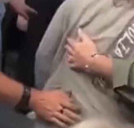 An_elf_pirate's tweet photo. So gentle 🥺

They don’t just protect him, they genuinely care about him 🥹
Gotta love Sean &amp; Malcolm ♥️ https://t.co/61BTfq43Dl