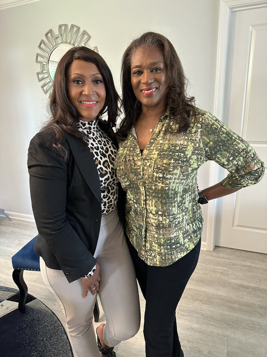 AshleyLCrockett's tweet photo. It was an honor to be in the presence of a royal icon today!!! The one and only, Lencola Sullivan…. The first African American Miss Arkansas, Miss Arkansas 1980 #kark4 #fox16 https://t.co/kMRgfzYub4