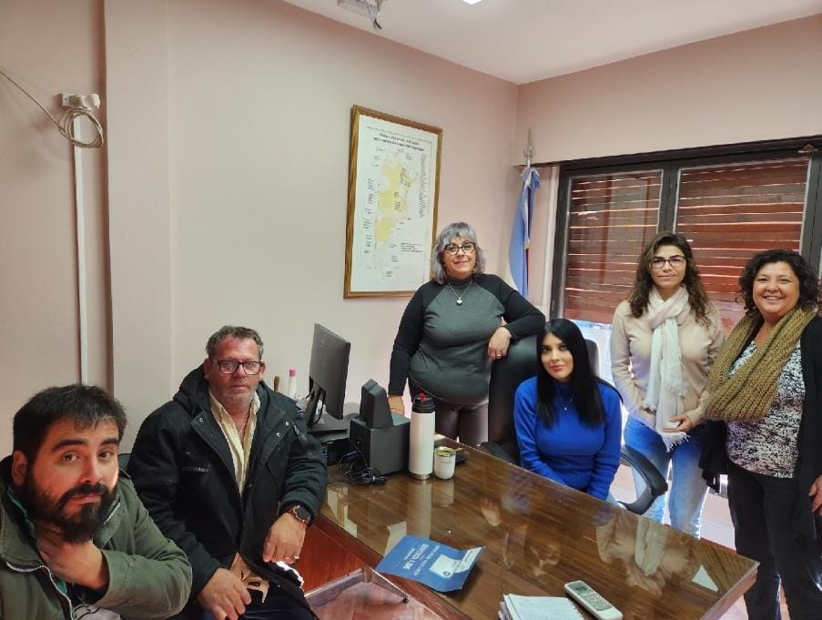 MMRousseaux's tweet photo. Durante la mañana de hoy nos reunimos con la secretaria de #UPCN María Inés Abigarribia y la Delegada de @Migraciones_AR, compañera @lauracampano1,  acordamos el bienestar de los compañeros, tanto en la oficinas como en los pasos fronterizos dependientes de esta delegación. https://t.co/sVBDwSfyfk