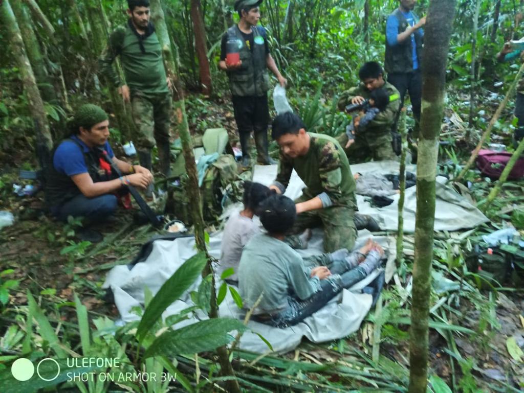 RTVCnoticias's tweet photo. Lesly, de 13 años; Soleiny, de 9 años; Tien, de 4 años; y Cristin, de 1 año, fueron encontrados con vida en la selva del Guaviare. 🇨🇴👏

Sigue la transmisión #EnVivo 🔴 con #ElNoticieroDeTodos. 📷 📷https://t.co/8j26qTptsn https://t.co/M66CfrO1PK