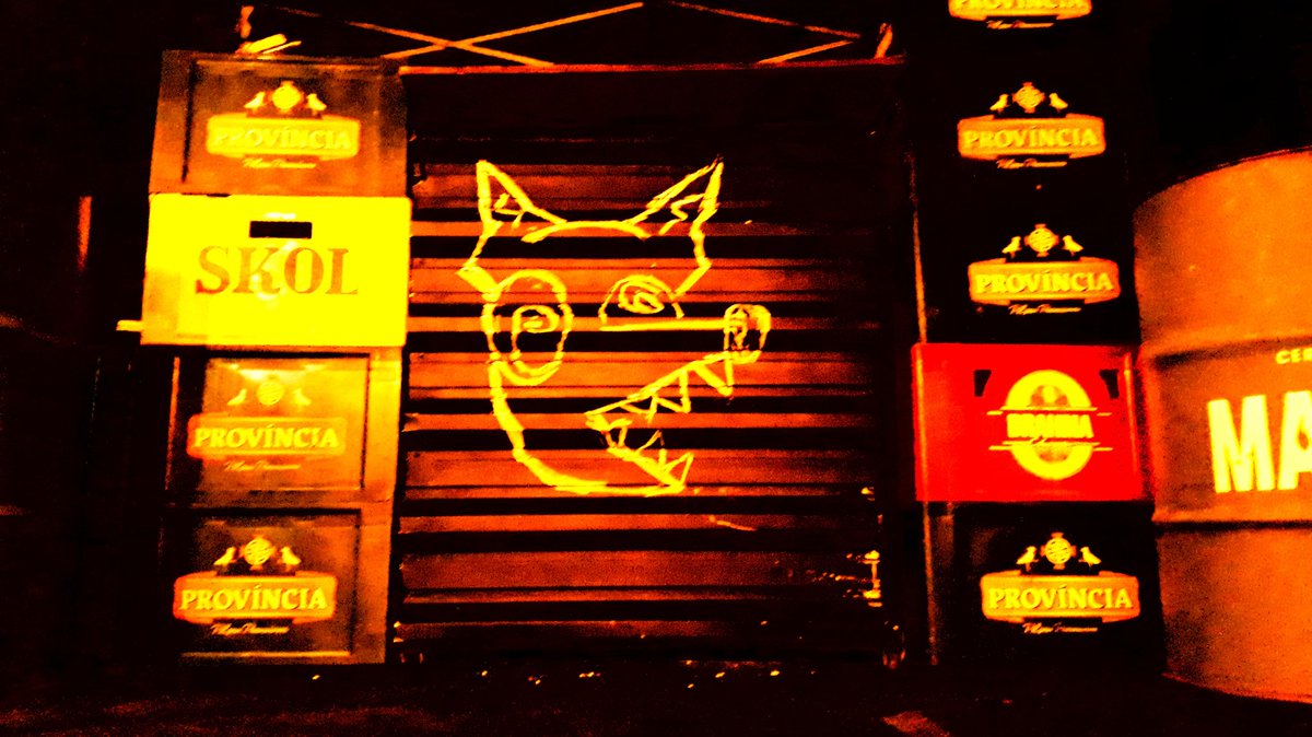 ~ #Cupintscherocusquinho
um olho na ruiva e outro na loira,
mas isso 
não dá camisa pra ninguém.

<a href="/nitro_town/">NITRO</a> mijamos nos cantinhos e nem nos enxotaram.