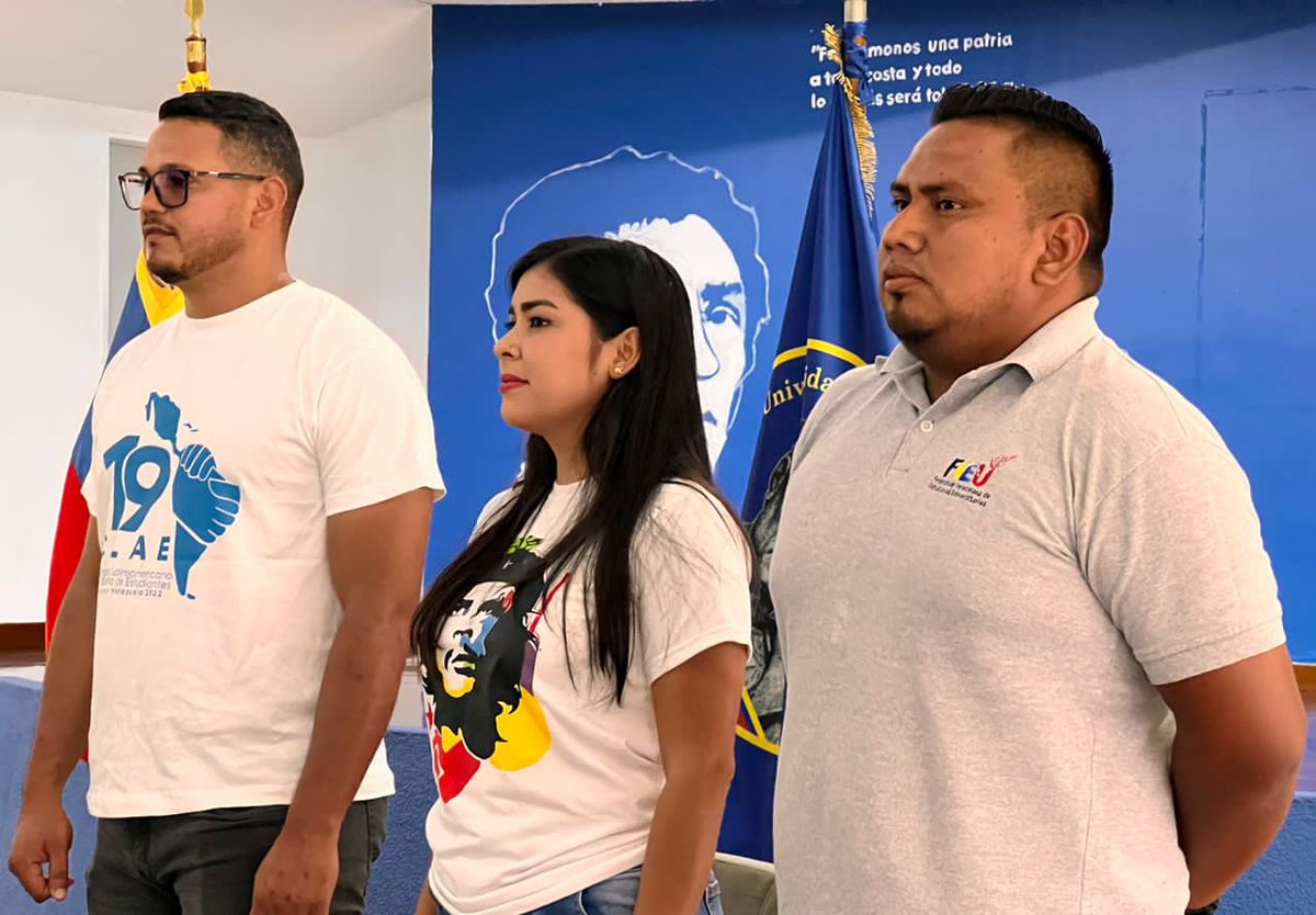 JuventudPSUV's tweet photo. #9Jun. Liderazgo, debate y construcción fueron las líneas que se dieron en el 1er Encuentro de Líderes y Lideresas UBVISTAS, en donde asistieron 4 delegados y delegadas por núcleo de la UBV. #VivaElPoderPopular @NicolasMaduro @Grecia_Jpsuv https://t.co/NuWCQUKNz9