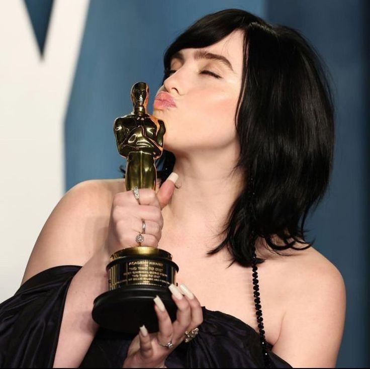 wildffantasy's tweet photo. Billie sendo a primeira pessoa nascida no século XXI a vencer um oscar, com apenas 20 anos https://t.co/7Lu8D3vNnO