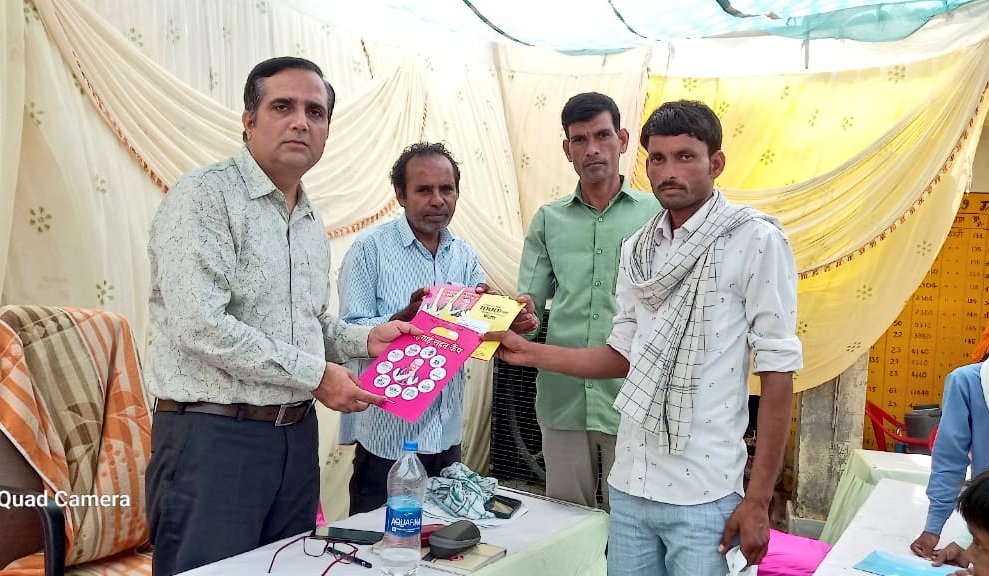 ArshadChishti_'s tweet photo. टोंक 
उपखंड उनियारा के ग्राम कचरावता में महंगाई राहत कैंप में मुख्यमंत्री गारंटी कार्ड प्राप्त करने पर प्रसन्न लाभार्थी। माननीय मुख्यमंत्री श्री अशोक गहलोत का आभार प्रकट किया।
#MehangaiRaahatCamp
#महंगाई_राहत_कैंप
@RahulGandhi @priyankagandhi @ashokgehlot51 @GovindDotasra https://t.co/Z3wHupZUi8