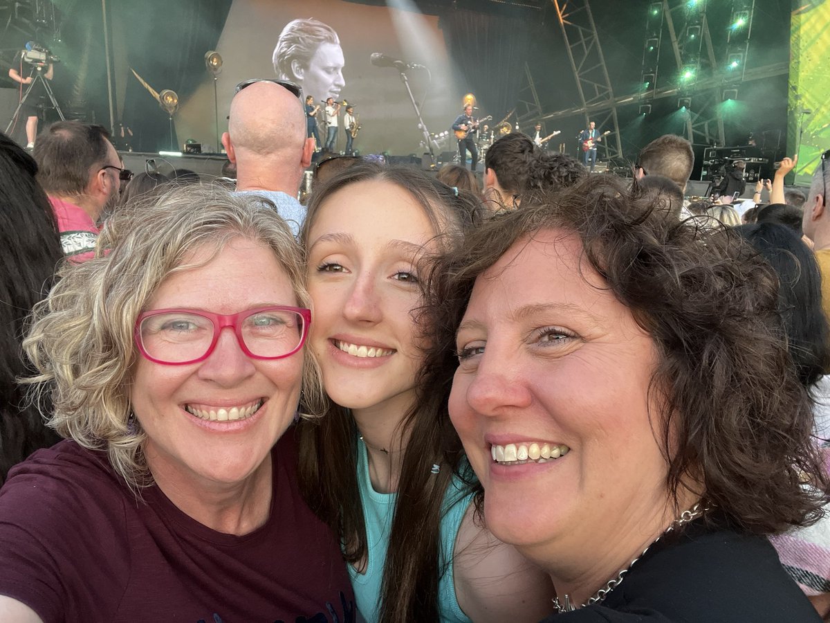 nanherlihen's tweet image. What a way to end my adventure with @george_ezra live at @belsonicbelfast It started with a Camino and ended with the most perfect night outdoors with George. This is one #FestivalOf50 event that will be hard to beat 💃🏼 🎶 ⚡️ #TimeWithFamily #GreenGreenGrass #BackToAusNow 🇦🇺