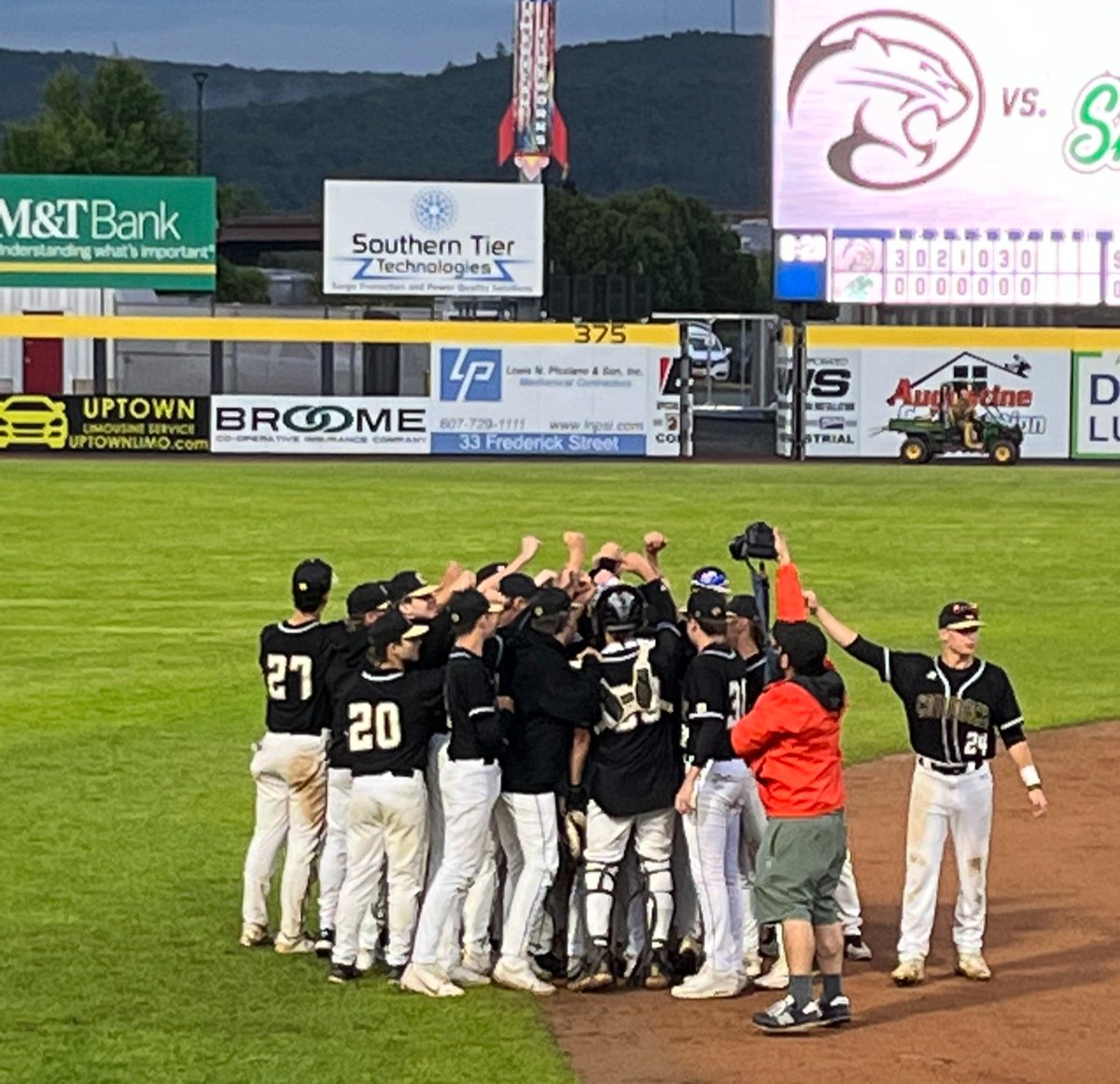 CommackSchools's tweet photo. Commack Varsity Baseball has advanced to play for the STATE Championship on Saturday at 1pm after beating Shenendehowa 9-0!!!  GO COUGARS!!! #STATES
#NYSPHSAA #CommackHighSchool #ClassAA #Mack #CommackSchools https://t.co/JrOZxfh2Ol