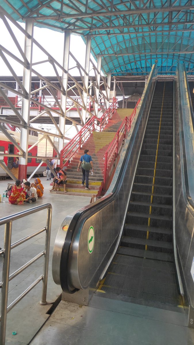 adv_chy's tweet photo. @RailwaySeva 
दरभंगा स्टेशन पर स्वचालित स्टेप केवल दिखाने योग्य है, काम क्यों नही कर रहा है, इसका जवाब देना होगा।

क्योंकि यात्रियों को कठिनायों का सामना करना पर रहा है। https://t.co/SgXeJ1cQFW
