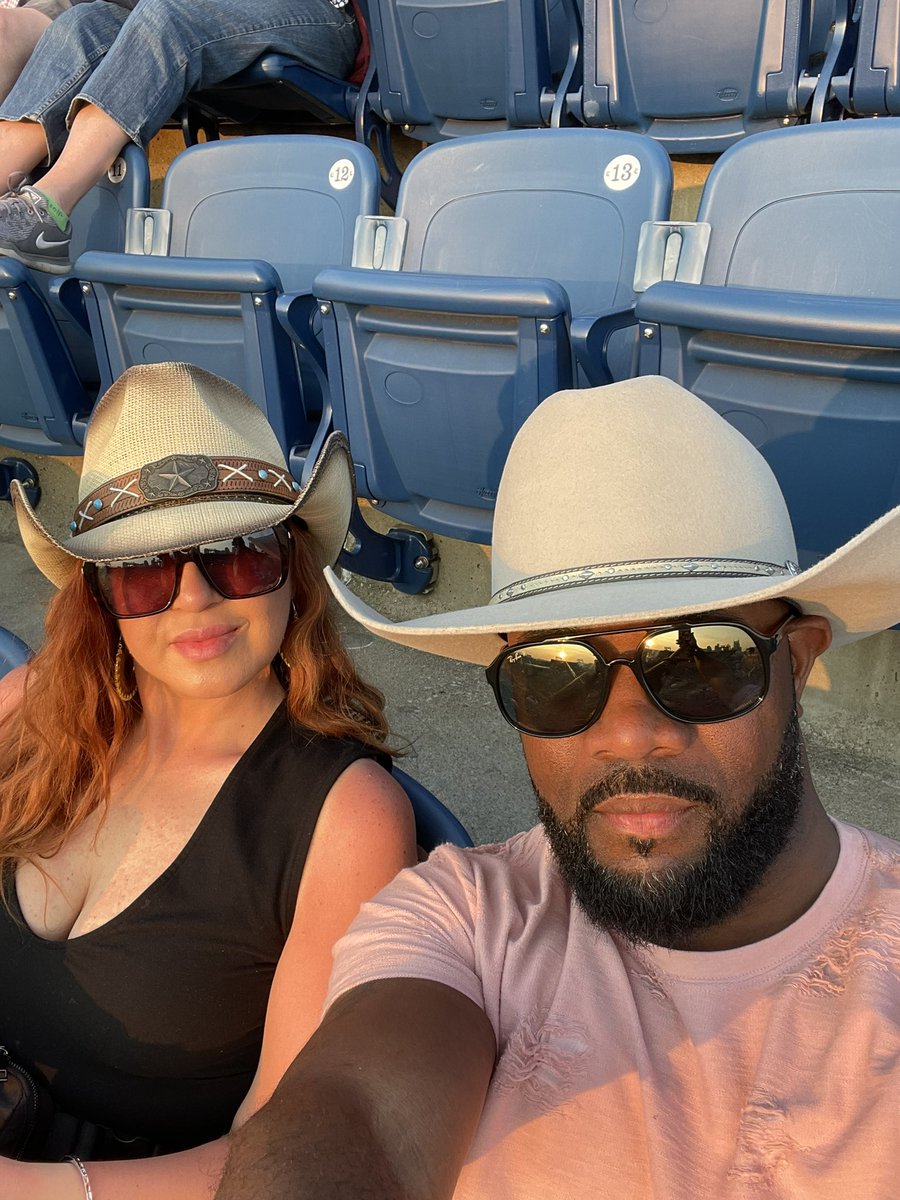 lajosph's tweet photo. @chevrolet upgrade my seats @ #chevycma #CMAFest https://t.co/UGTd9zXdM4