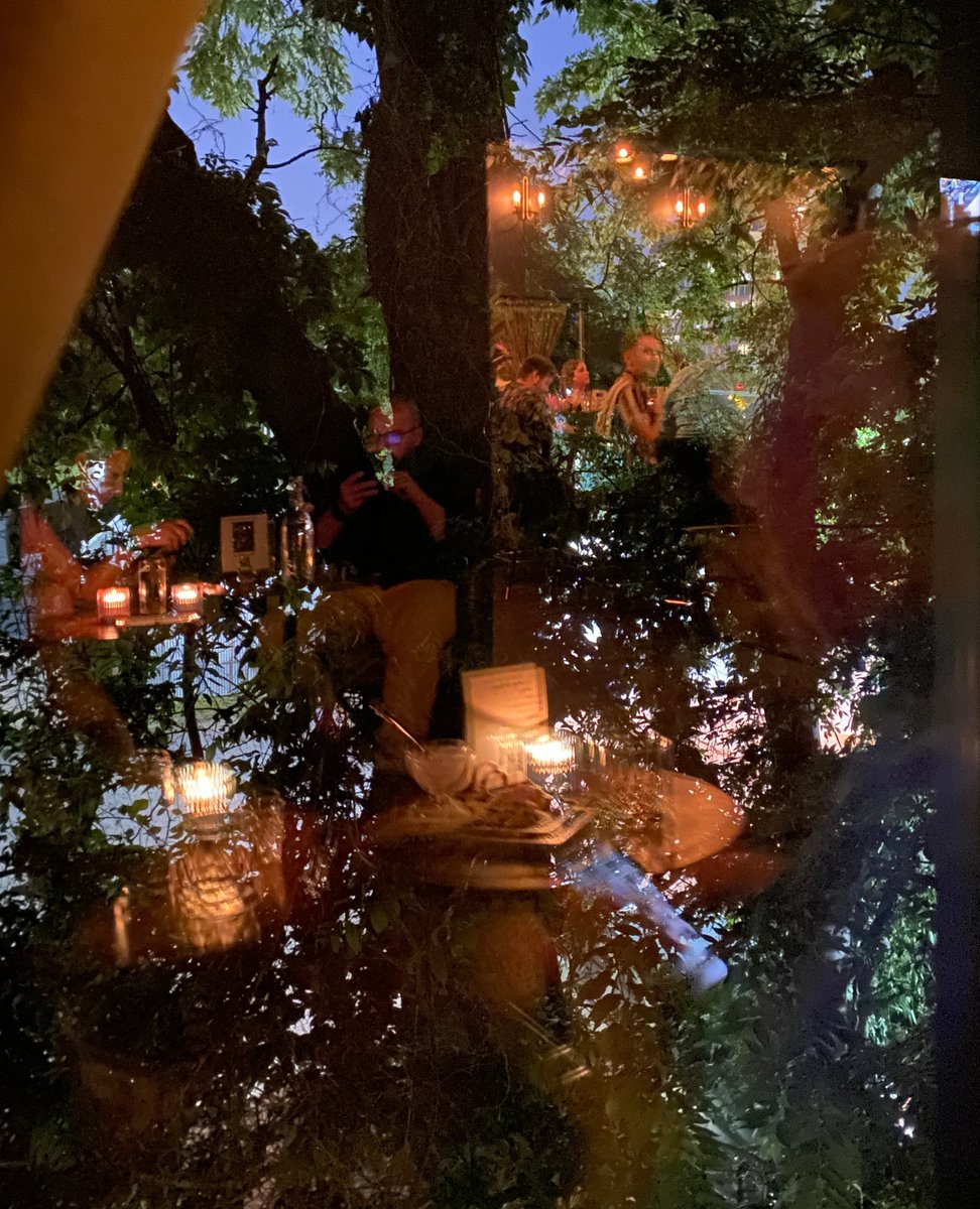 Still feeling the after glow of my birthday celebrations! It was a Gemini celebration under the Strawberry full moon this year. 

#happybirthday #birthdaygirl #lisajenningsart #strawberryfullmoon #love #gemini