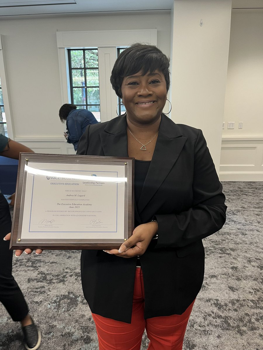 Stephanie Lyle tweet media