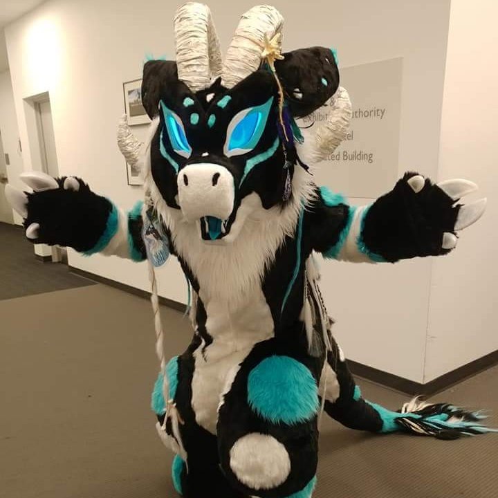 WanderersWorks's tweet photo. Suit vs. Suiter https://t.co/FBK2vbzf50