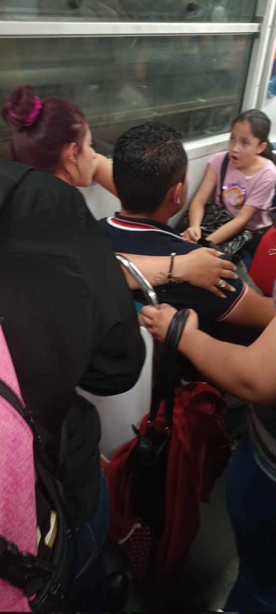DSAW_1995's tweet photo. Cómo cuando hay un caballero en el vagón de damas. @MetroCDMX #LineaB #EstacionTepito https://t.co/I2QIs9rWkA
