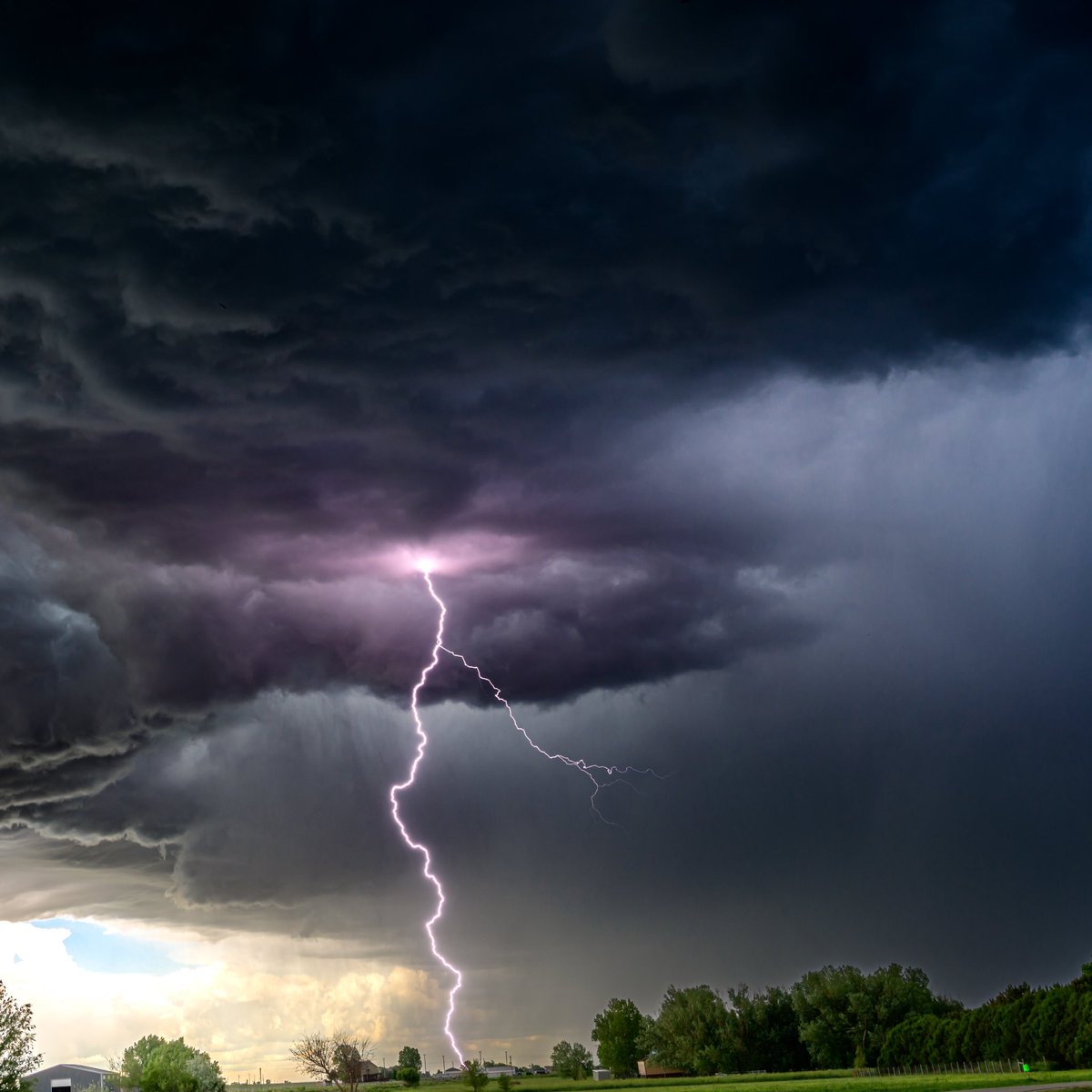 BigSkyCaptures's tweet photo. From Windsor, CO. #COwx #9wx #StormHour #Lightning https://t.co/7nwq4OrRfx