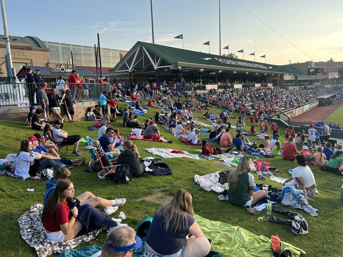 SBCubs's tweet photo. Perfect night at the park!
@FourWindsField #onlyinthebend https://t.co/9Z3mcXsGP8