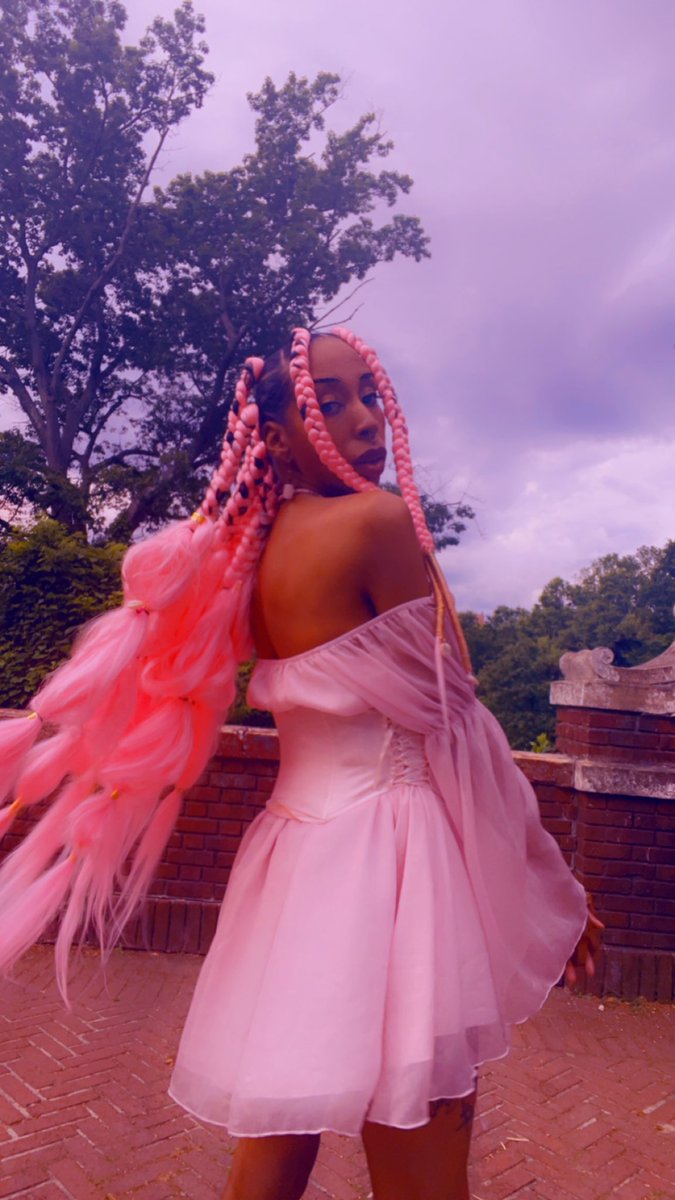Bythegoddess4's tweet photo. I accidentally, made #Blkcottagecoreday the same day as #pinktakeover so here I am doing both🥹😻💅🏾🌸🌺 https://t.co/rwoHeAm0Ko