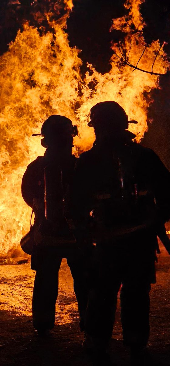 #AHORA nuestra unidad Haz-Mat trabaja en emergencia por fuego en fuga de gas de matriz subterránea 
Imagen:  DEPREP CBÑ