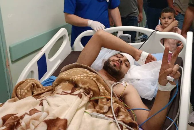 Palestinian photojournalist Momen Samreen was shot in the head while doing his job and covering the Israeli military raid.

palestinechronicle.com/palestinian-jo…