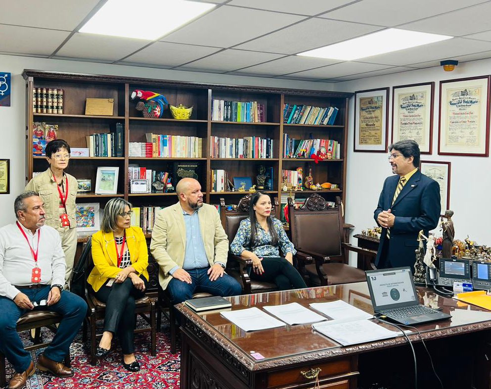 BarbaraCesarS's tweet photo. En el TSJ, la @cetydip y el @CNTI_VE ente adscrito al @mincyt sostuvimos reunión con el Ing. Carlos Parra y su equipo de profesionales de las tecnologías de la información, sobre los avances en la Sistematización del Poder Judicial, proyecto que venimos trabajando conjuntamente. https://t.co/22t7i9GzMw