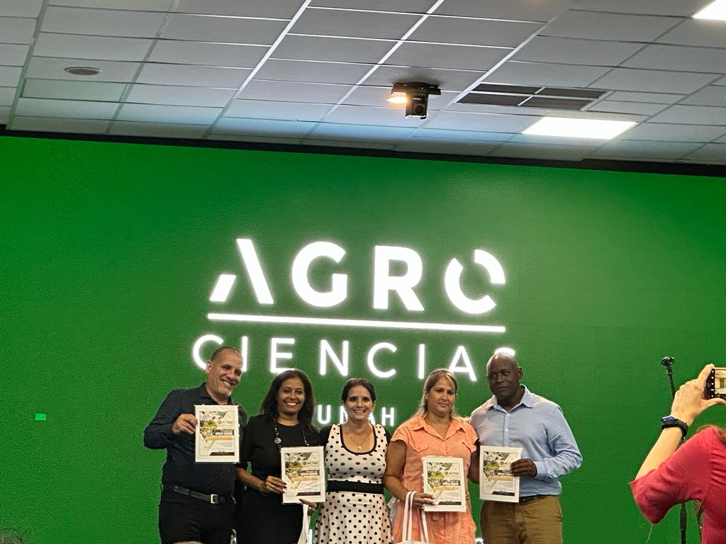 TaniaPrezC's tweet photo. Un dia de clausura del evento #Agrociencias2023 muy emotivo. Encuentro con estudiantes y jóvenes productores y el reconocimiento de la ACTAF a profesores de la facultad de Agronomia de la UNAH.
#Agrociencias2023 
#SomosUnahCuba https://t.co/eb02XPs4Ax