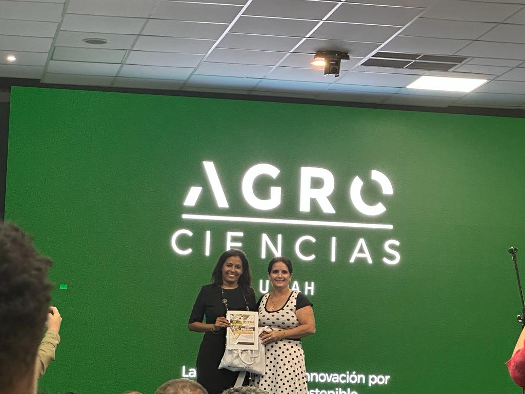 TaniaPrezC's tweet photo. Un dia de clausura del evento #Agrociencias2023 muy emotivo. Encuentro con estudiantes y jóvenes productores y el reconocimiento de la ACTAF a profesores de la facultad de Agronomia de la UNAH.
#Agrociencias2023 
#SomosUnahCuba https://t.co/eb02XPs4Ax