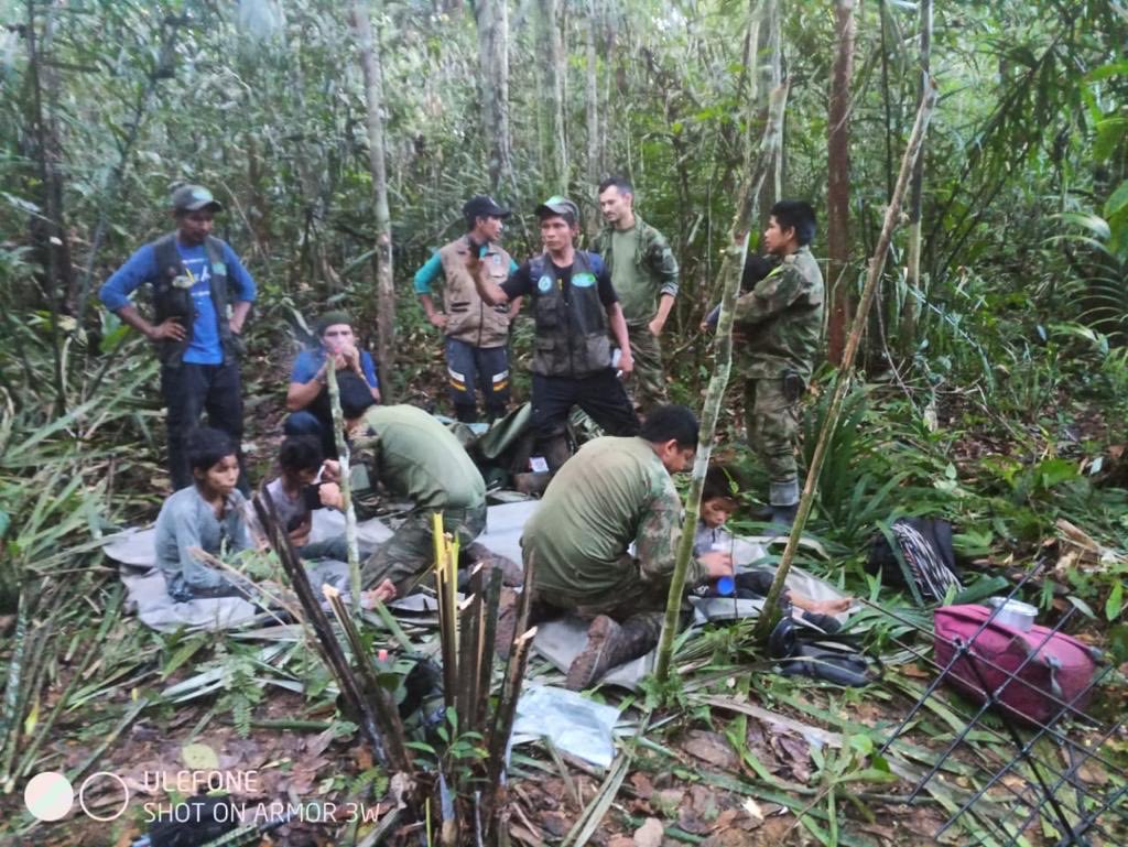 Teleantioquia's tweet photo. #TeleantioquiaNoticias | Se conocen las primeras imágenes de los 4 niños rescatados en la selva del Guaviare, luego de estar perdidos por 40 días. Después de una búsqueda incansable, los grupos especializados y las comunidades indígenas reportan esta gran noticia. 🇨🇴 https://t.co/8t7HChBjer