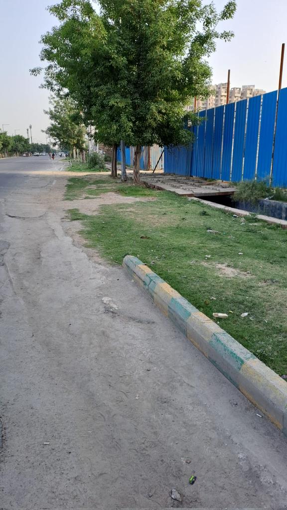 abhisht103's tweet photo. @CeoNoida @CMOfficeUP @UPGovt Curve stones protecting  dust free zones / green areas removed by developer ahead of Felix Hospital in sector 137, have you given them this permission, also they have cut down the trees so who is responsible for it https://t.co/A7SrViuJUv