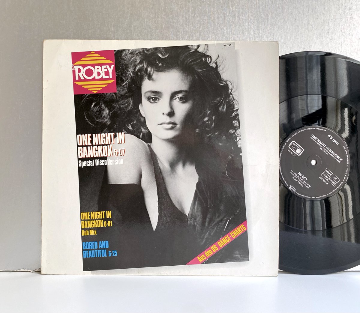 _CosmicCourier's tweet image. ROBEY
『One Night In Bangkok』12”　Maxi-Single
1984 Germany
Metronome 881 750-1

((Special Disco Version))
🎵youtu.be/sSQZeKov38s 

#Robey #JoelDiamond #BjörnUlvaeusAndBennyAndersson #TimRice #eurodisco #synthpop #80smusic #vinylrecords #レコード💿❤️‍🔥🎶