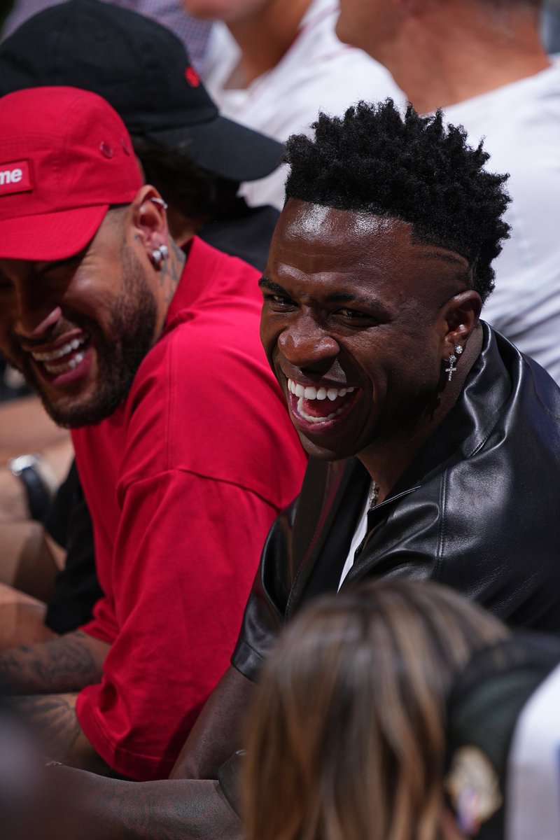 NBALatam's tweet image. Muuuuuucho fútbol en una sola foto ⚽️

@neymarjr x @vinijr 

#NBAFinals | #NBAxESPN