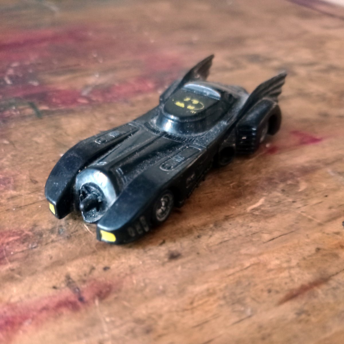 Cuando se estrenó la película de #Batman en 1989, salió a la venta un  cereal que traía de regalo este carrito. Un Batimóvil tamaño #HotWheels,  pero de plástico, que ha sobrevivido todo, image size:1200x1200