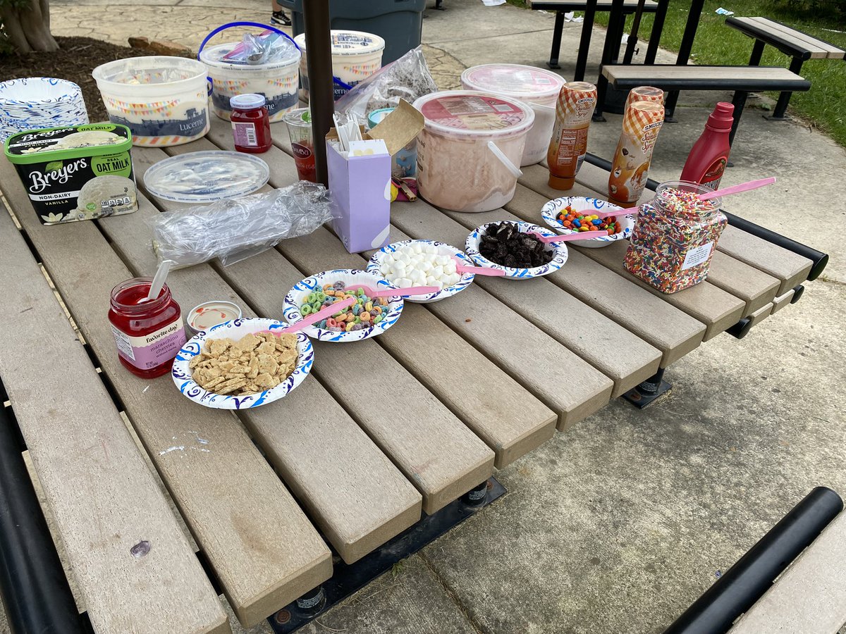 ms_inverso's tweet photo. Bubbles, ice cream and lots of fun for our 2nd grade celebration! @WoodburnES https://t.co/ZFftoZhqSy