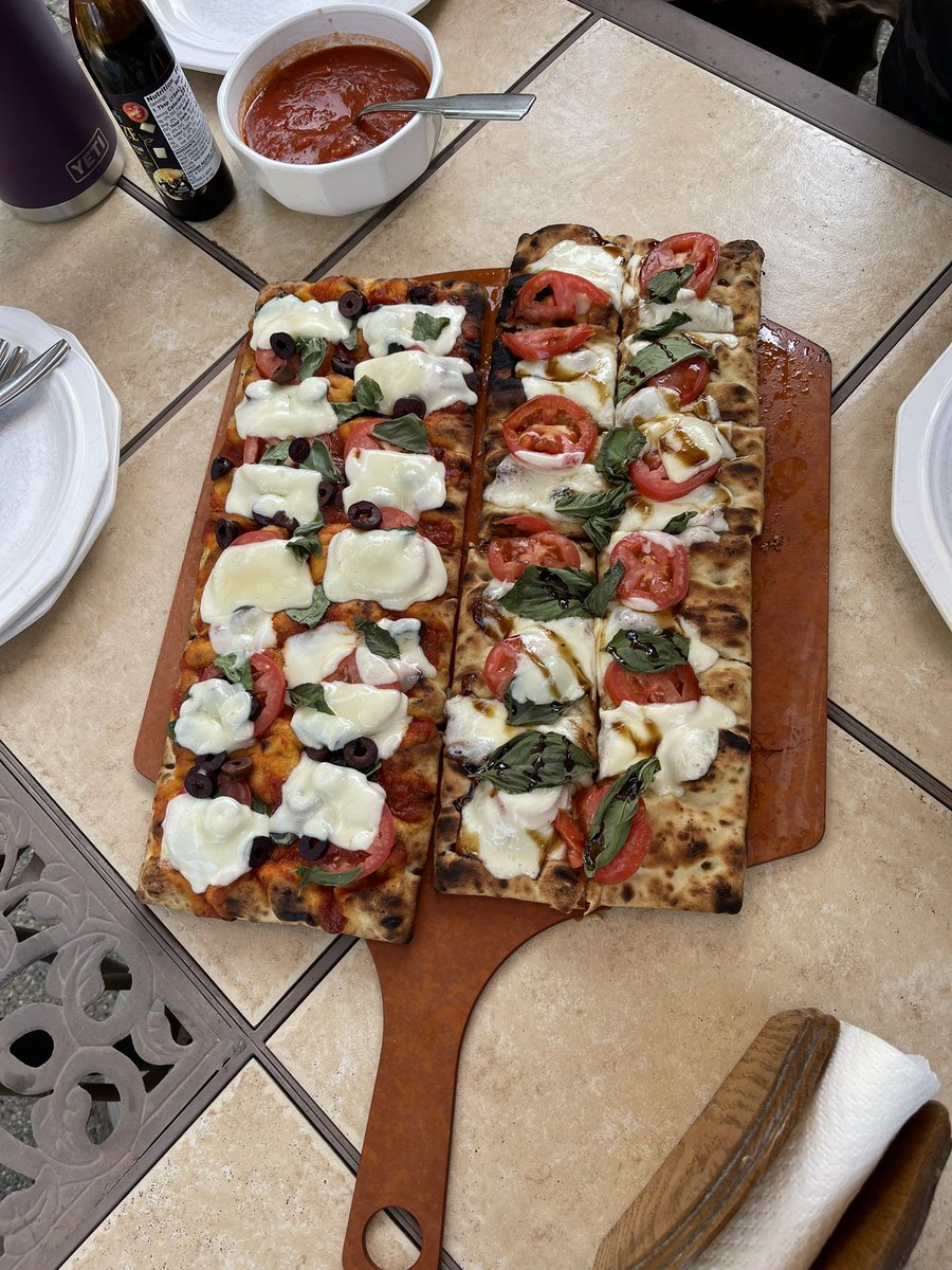 Honch's tweet image. Mediterranean style flatbread grilled pizzas for dinner. Salute 🍺🍷