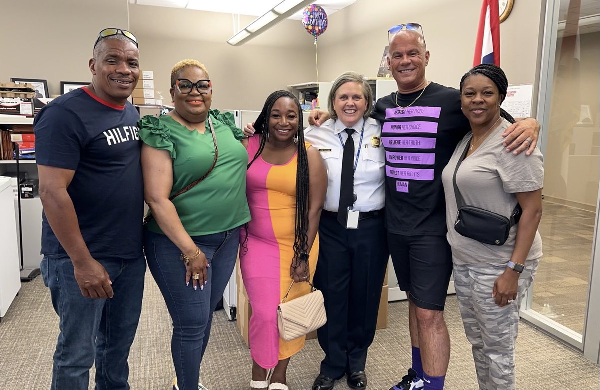 RKriesmann's tweet photo. It’s a good day when you get to see @OfficerNorman! This is a great group. Enjoy your time in the #STL! https://t.co/9JXJfGVYK4