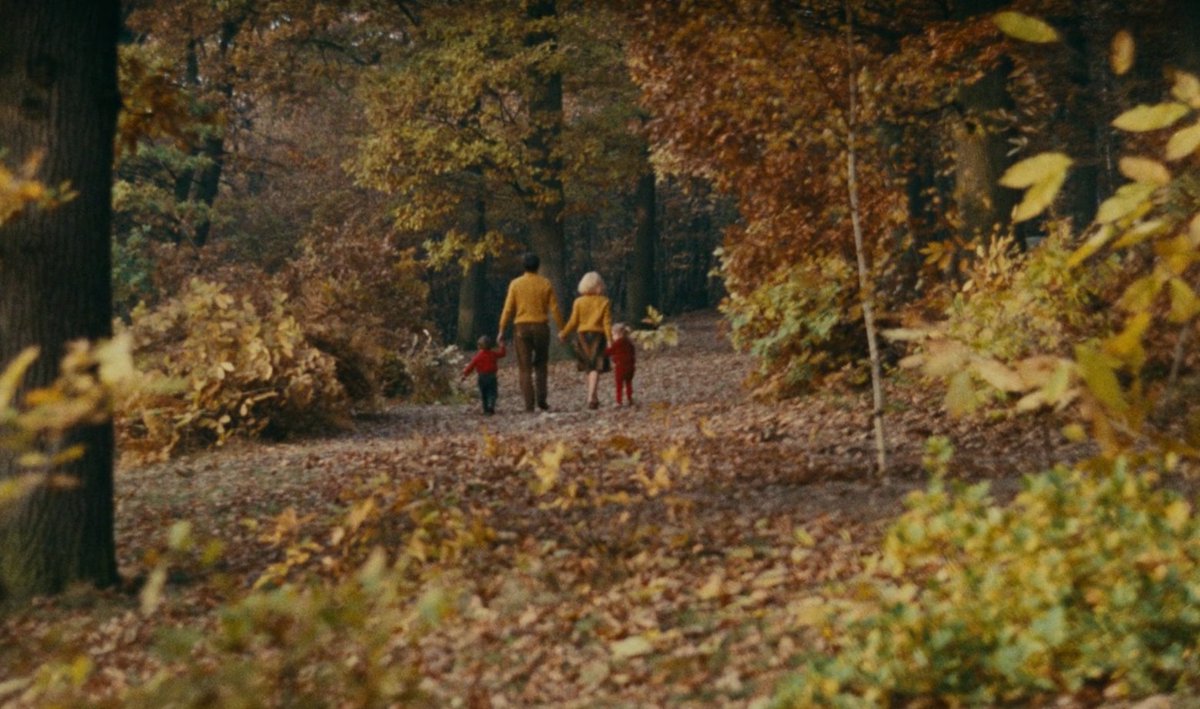 criticademonica's tweet photo. Figuras familiares. Hoy hablamos en una charla, entre otros puntos, sobre cómo comienza y termina La felicidad (1965) de Agnès Varda. Un mismo hombre y dos mujeres intercambiables. Un triángulo amoroso para criticar el discurso de la familia como núcleo sacro burgués. https://t.co/UEnrZ7YE7T
