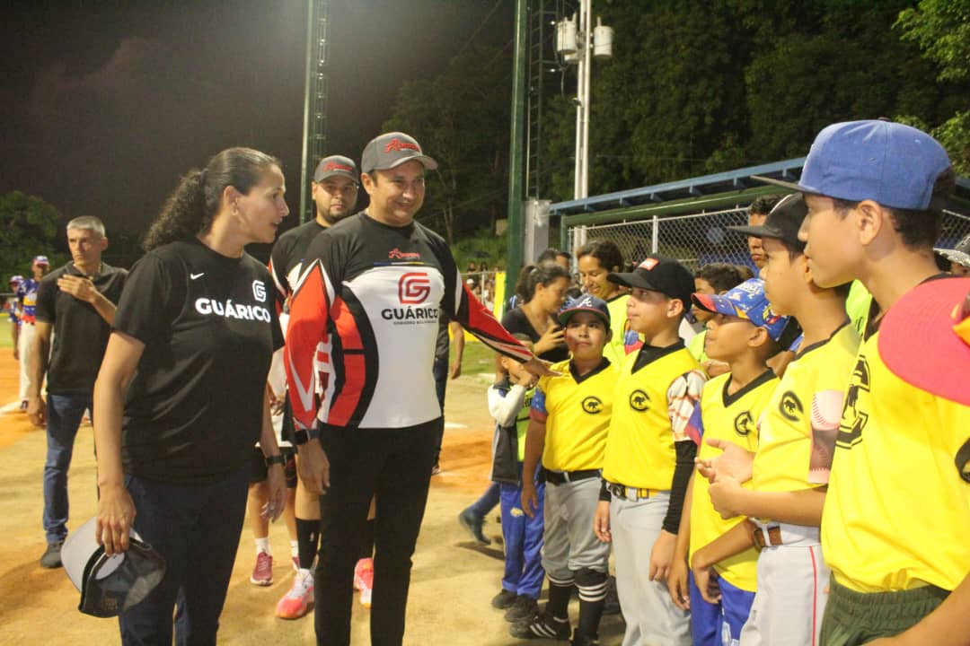 Agradezco a la presidenta del comité olímpico y gloria del Softbol en Venezuela <a href="/SOTOMJ14/">Maria Soto</a> por acompañarnos en este gran logro del deporte guariqueño 🥎 así como a todos los atletas y al pueblo que asistió...

Tremenda partida 👍

En Deporte Vamos Palante 🏆