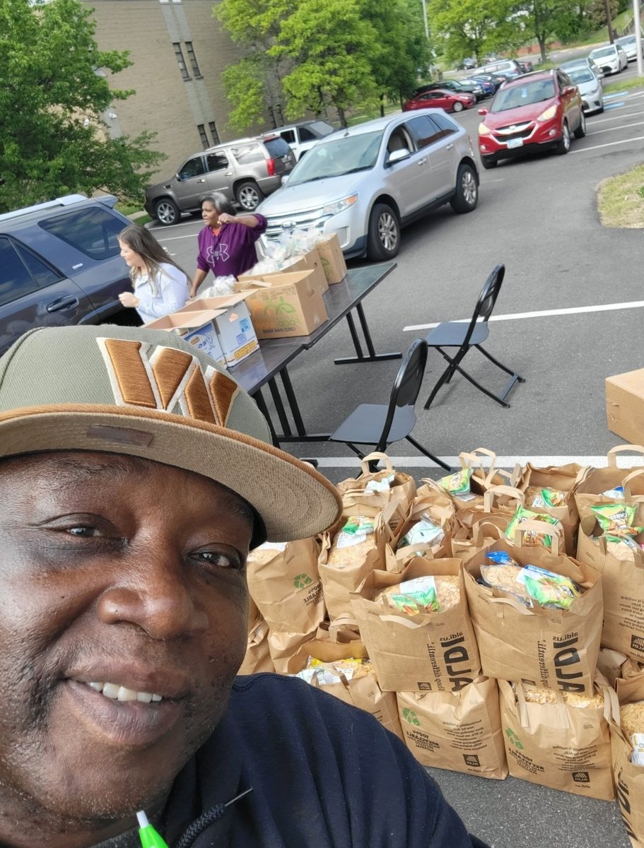 earniesplate's tweet photo. Serving our Community
#NoOneGoesHungry 
#Each1feed1 https://t.co/HbnG7KL5Nx