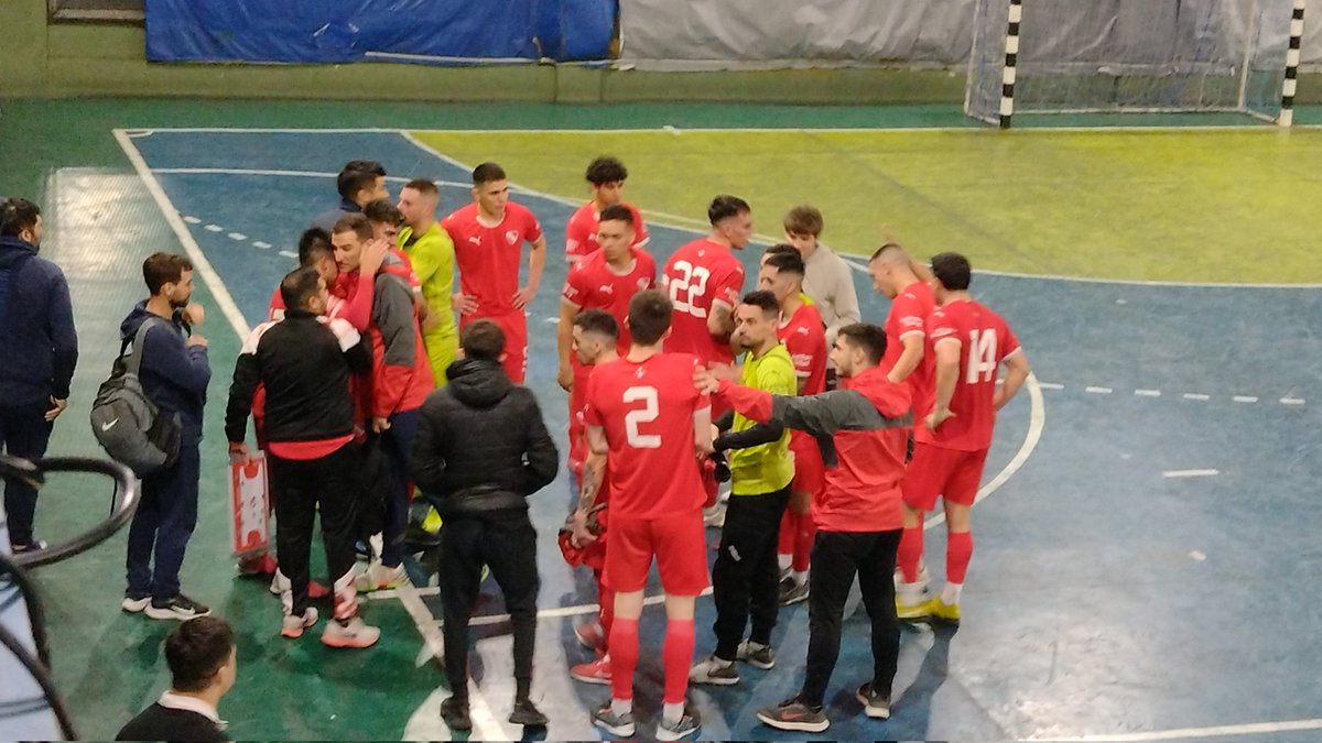 #PrimeraA🇦🇷 | Fecha 10 | FINAL. <a href="/barracascentral/">Club Atlético Barracas Central</a> 1 (Van de Casteele) @FutsalCAI 5 (L. González -2-, Alderete, G. Martínez, N. Martínez).
Importante victoria del "Rojo" que vuelve a sumar de a tres luego del clásico de Avellaneda y llega a 14 unidades.