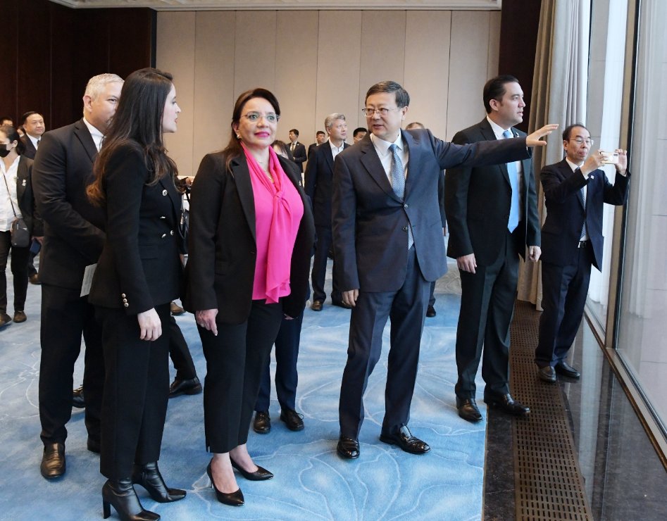 the_waring's tweet photo. El Secretario del Comité Municipal de Shanghai del Partido Comunista de China Chen Jining se reunió con la delegación hondureña encabezada por la Presidenta Xiomara Castro, y ofreció un banquete en su honor. https://t.co/83D9OhUMGr