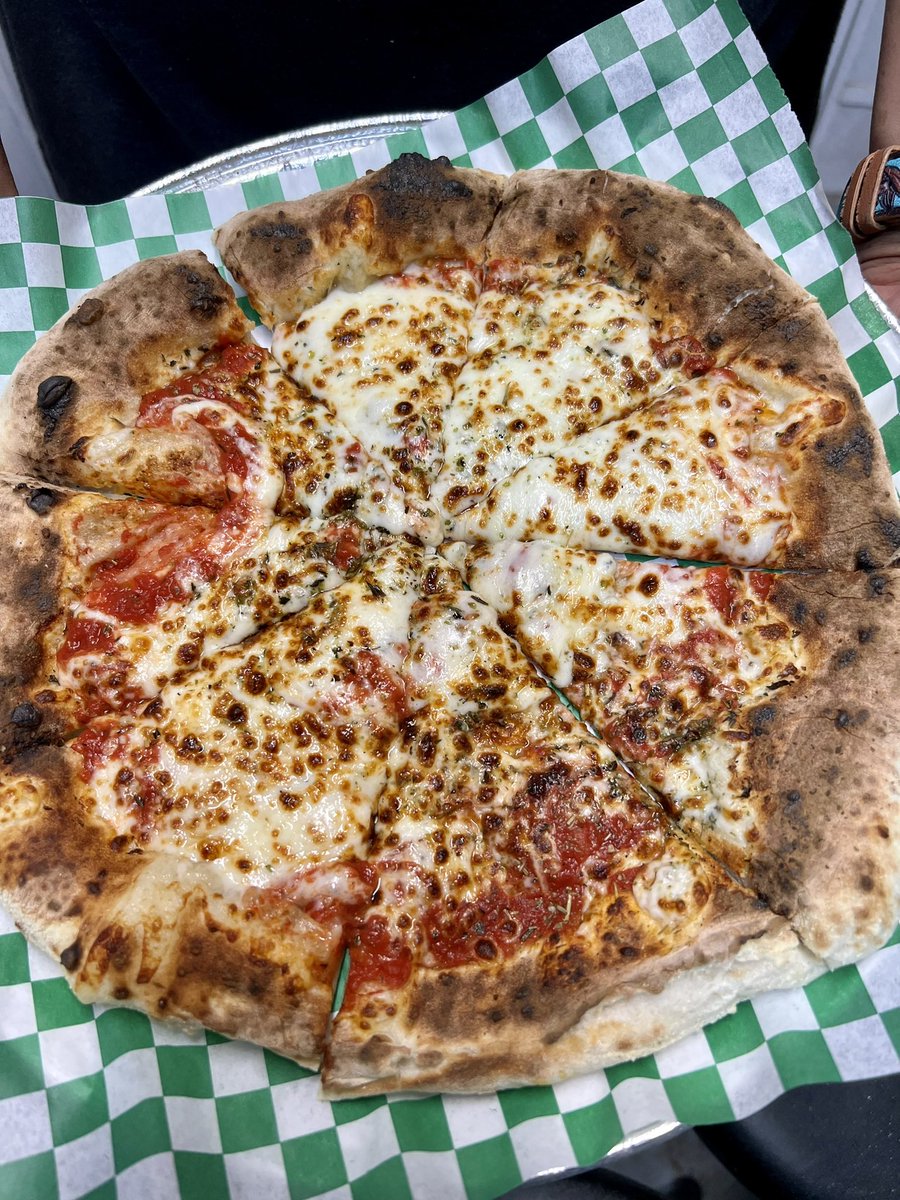 Sexyslabsbbq's tweet image. Looking for a simple yet satisfying pizza option? Look no further than classic cheese and veggie! 🍕🧀🌿 Whether you're a meat lover or a vegetarian, these pizzas are sure to hit the spot. #PizzaLove #SimpleButDelicious