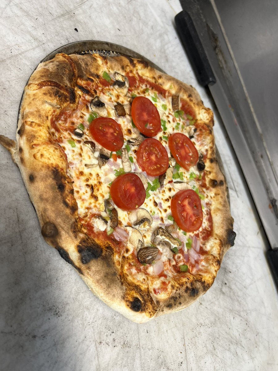 Sexyslabsbbq's tweet image. Looking for a simple yet satisfying pizza option? Look no further than classic cheese and veggie! 🍕🧀🌿 Whether you're a meat lover or a vegetarian, these pizzas are sure to hit the spot. #PizzaLove #SimpleButDelicious