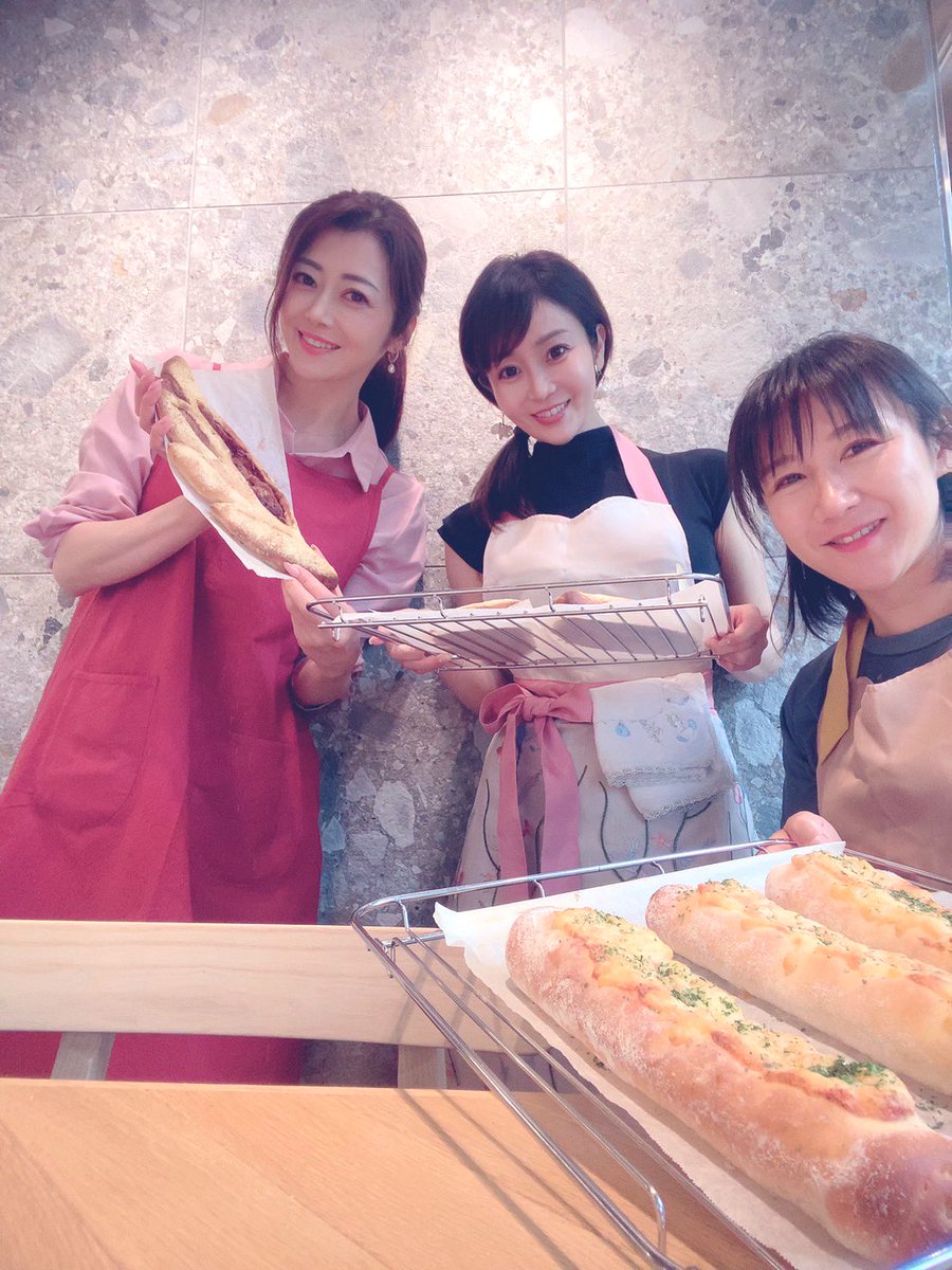 昨日は3人でパン教室へ^_^
胡桃餡バターを挟んで大豆粉をかけて焼いたパンが美味しくて♪

今日は大阪でパン教室イベント開催です🍞 https://t.co/Ptks3ZvwLe