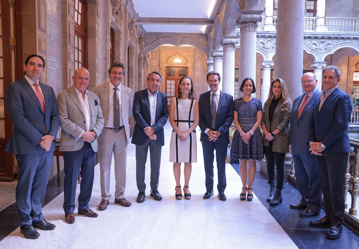Me reuní con el Patronato de Fundación Teletón: Fernando Landeros, su presidente y fundador; Emilio Azcárraga Jean, presidente ejecutivo del Consejo de Administración de Grupo Televisa; Sissi Harp Calderoni, presidenta de la Fundación Alfredo Harp Helú; el arquitecto, Javier
