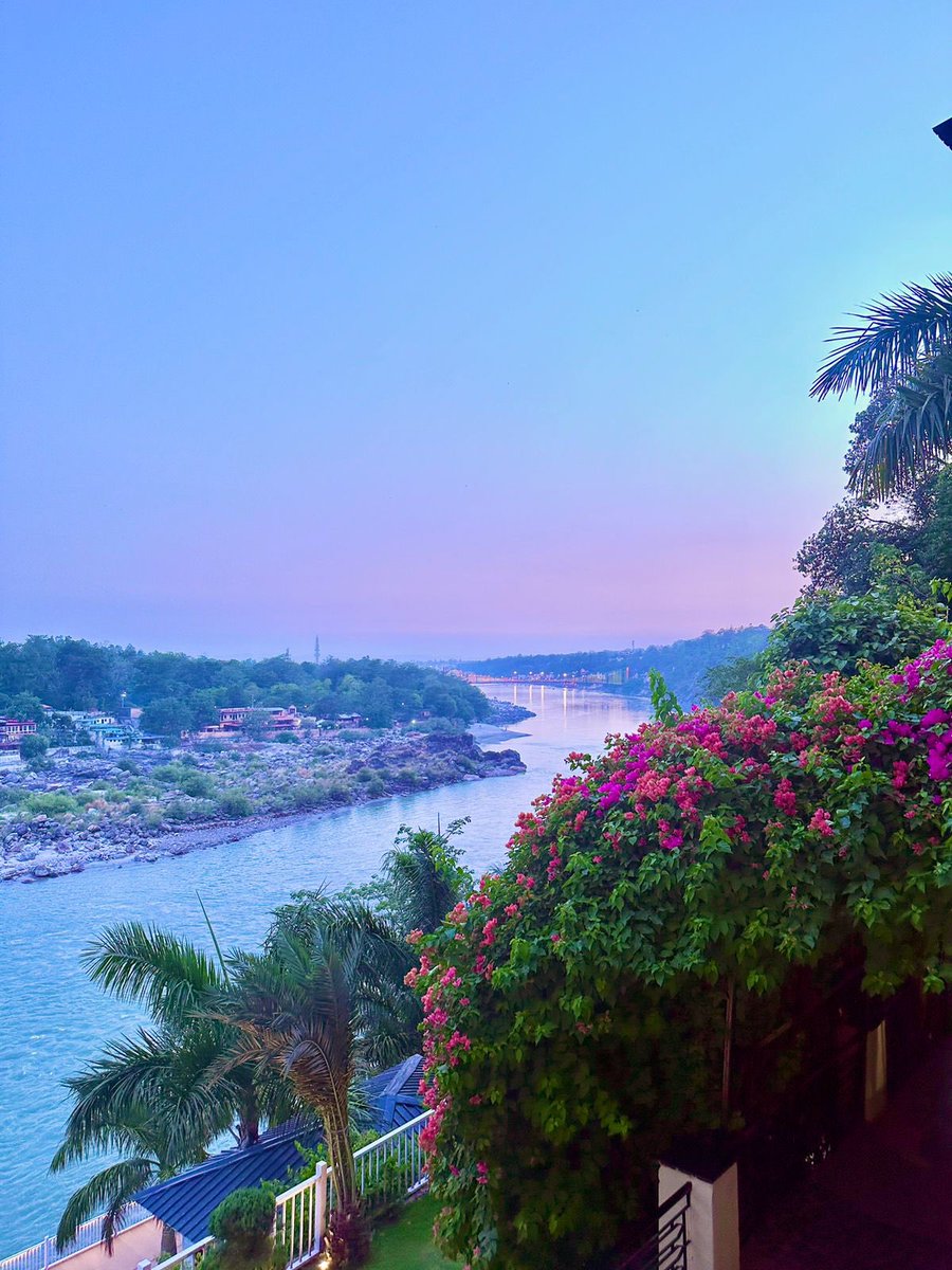 एक पुरुष भीगे नयनों से,  देख रहा है गंग-प्रवाह❤️