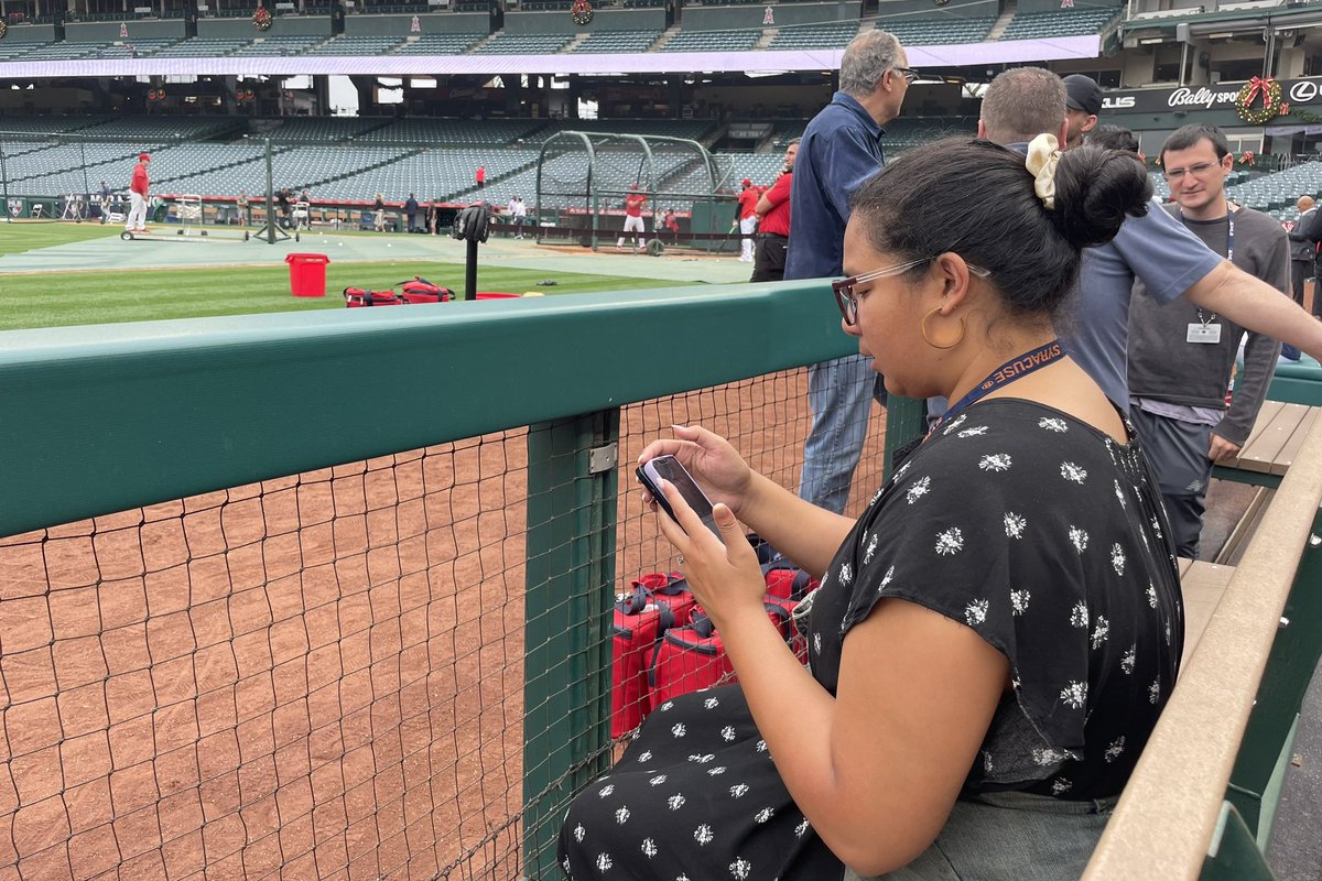 herbertlowe's tweet image. Learning about covering the #Angels #MLB and sports journalism from @Sarah_IsabelVee, including being a “professional loiterer” pregame, and deciding which information to share on social media about the players, team and game before/after the first pitch. #inspired #loweclass