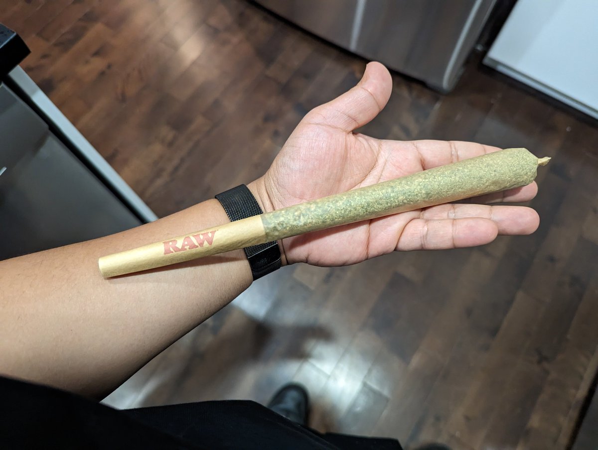 TunnyCorgi's tweet photo. Hey guys I'm new to smoking weed
Will this joint be enough for me to feel anything? https://t.co/jpgro1Ln51
