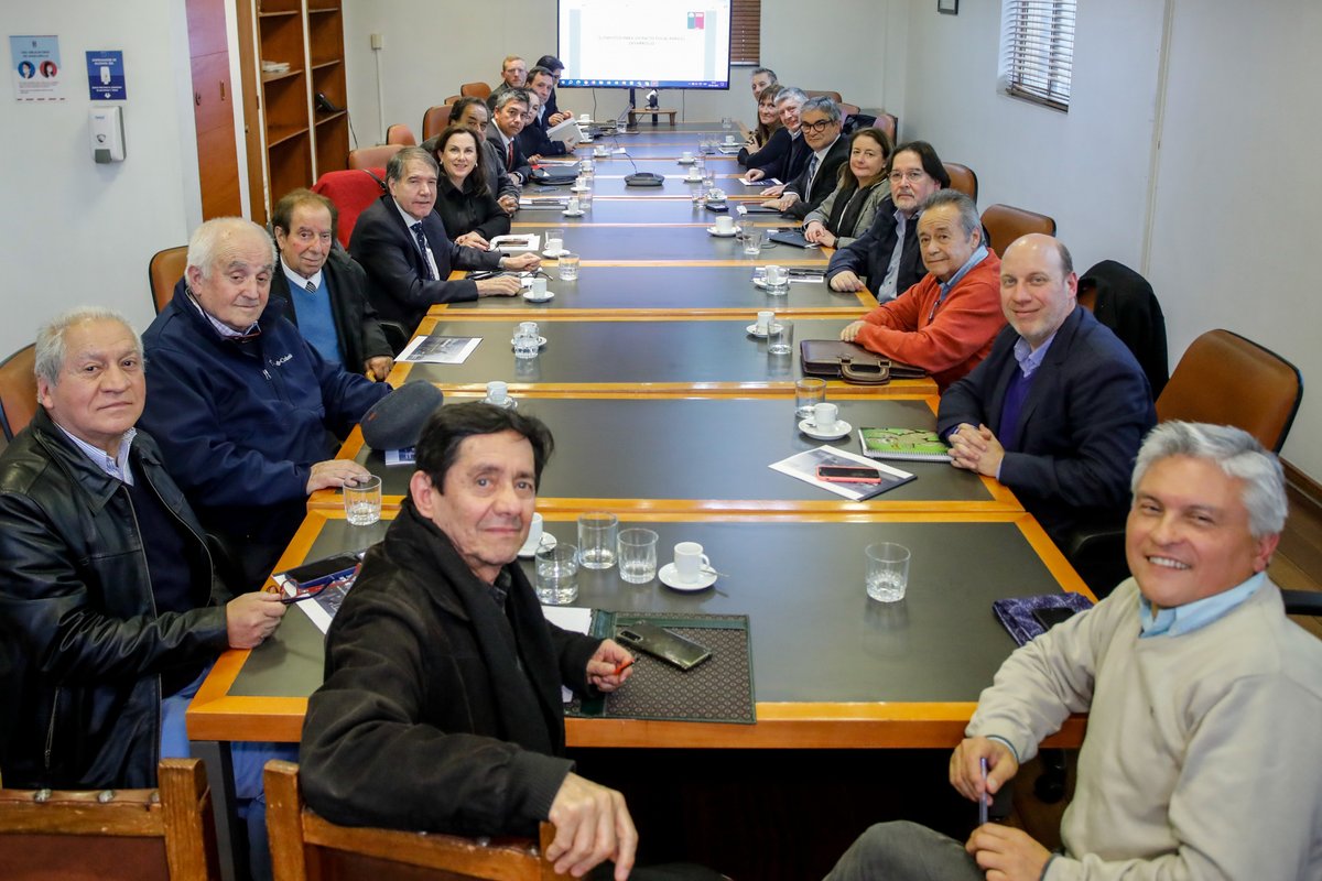 conupia's tweet photo. Dirigentes de Conupia se reúnen con Ministro de Hacienda en el marco de llamado a un pacto fiscal
https://t.co/e2tVMW9H5i #pymes @Min_Hacienda #pymechile https://t.co/XOYvxxO70W