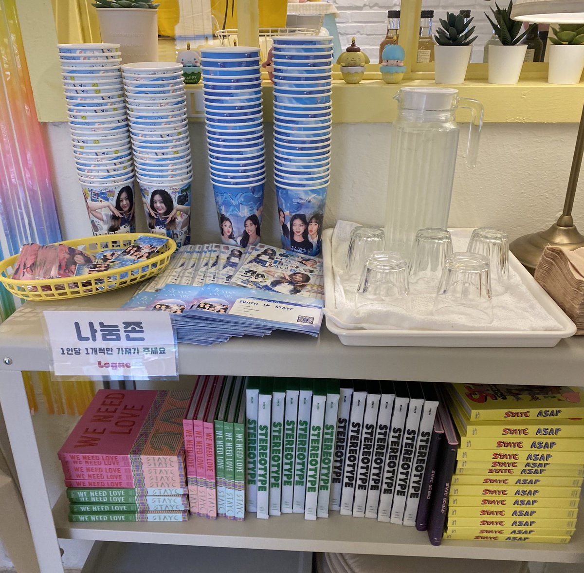 파티세리로그 카페 내부 나눔 존에 작년 카페 특전 및 앨범 나눔 중입니다 오셔셔 편하게 나눔 가져가세요 😍😍