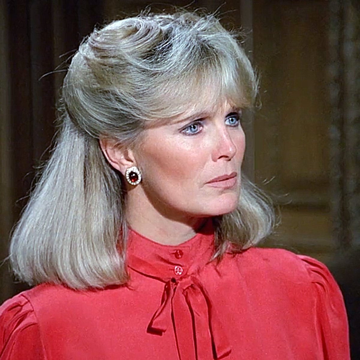 highcollars's tweet photo. Linda Evans (Dynasty S2E20 The Shakedown 1982) #highcollar #highneck #highneckblouse #highcollarblouse #blouse #80sblouse #buttonedup #2buttoncollar #80sfashion #redblouse #tvshow #1982 #dynasty #lindaevans https://t.co/MYaGu6cuFl