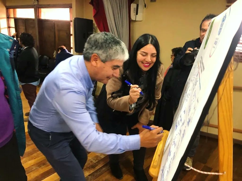 Con Alcaldes de Nva. Imperial, Padre Las Casas,Toltén,Loncoche y Gorbea acompañamos a Dirigentes Mayores en jornada por el proyecto de "Ley Integral de Envejecimiento Digno, Activo y Saludable" en Loncoche. También estuvieron concejales, y l@s diputados y equipos de Leal y Ñanco
