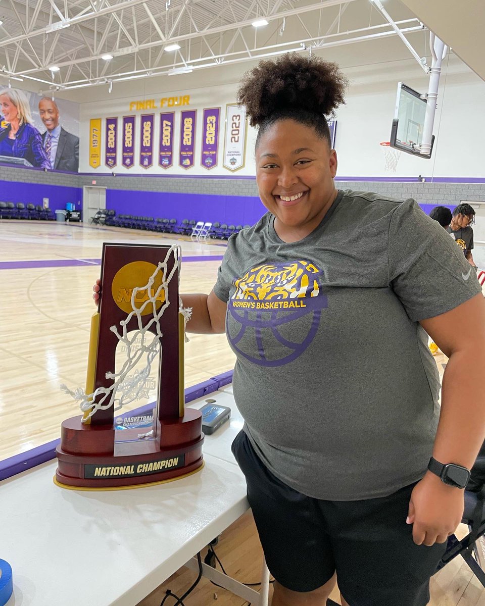 coach_stewie_'s tweet photo. @LSUwbkb thank you 4 an amazing experience working camp this week! It also took me down memory lane growing up watching my Pistol Pete  shooting VHS tape, to Shaq being my favorite player, &amp; watching Sue Gunter coach Seimone Augustus in the final 4 on TV. https://t.co/zaTYFvgXAs